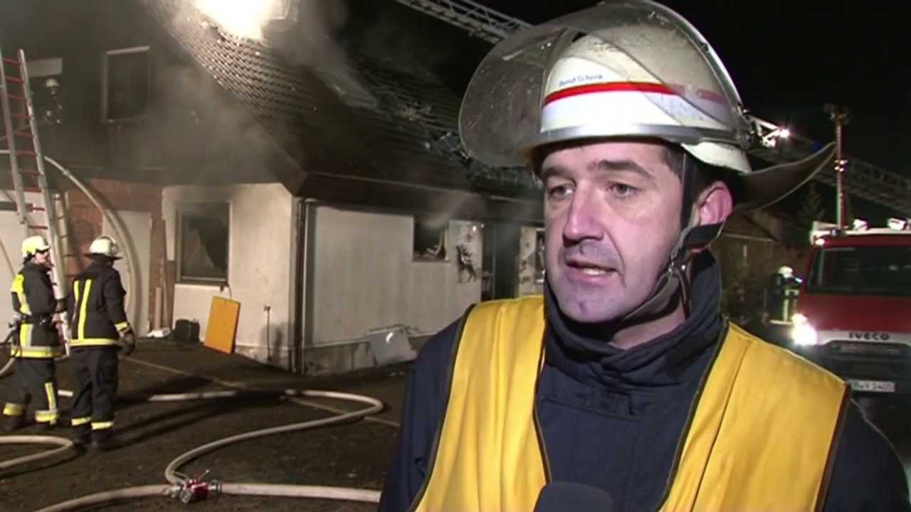 Wohnhaus in Basdorf brennt - Bewohner erleiden Rauchvergiftung