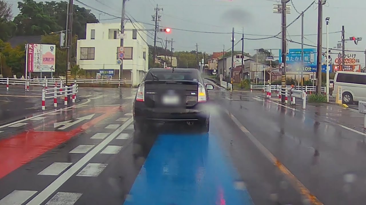 【ドラレコ】3代目と現行型プリウス！ドライバーは…