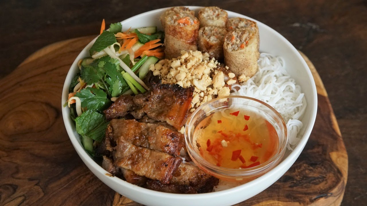 Вьетнамский салат из свиной грудинки на гриле с лемонграссом: Bun Thit Nuong Cha Gio / Bo Bun - Р...
