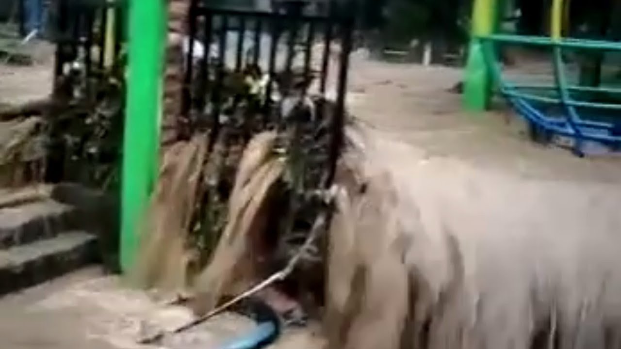 BANJIR BANDANG TERJANG ULAKAN TAPAKIS PADANG PARIAMAN HARI INI