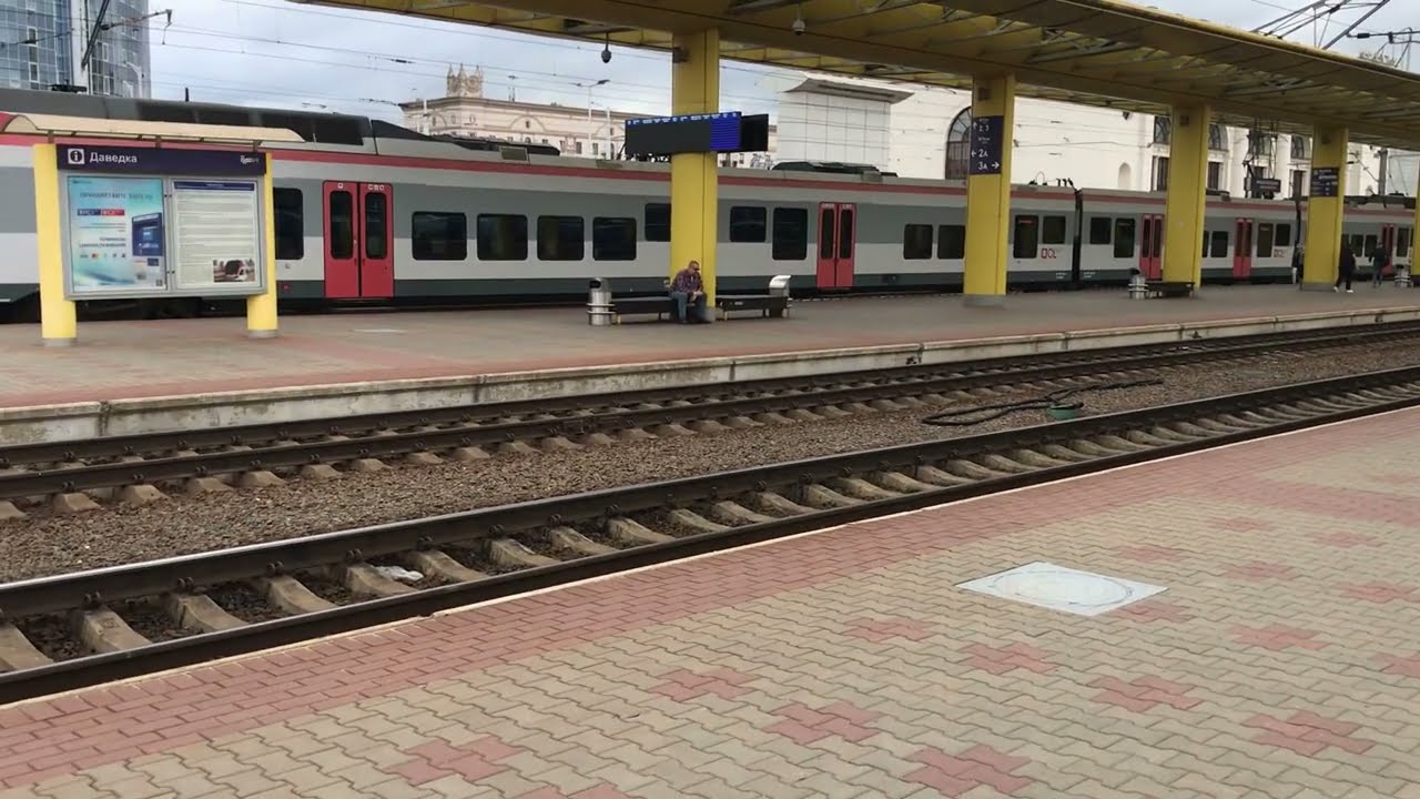 Объявление на белорусском языке, на русском языке перевод: движение поездов в Минске