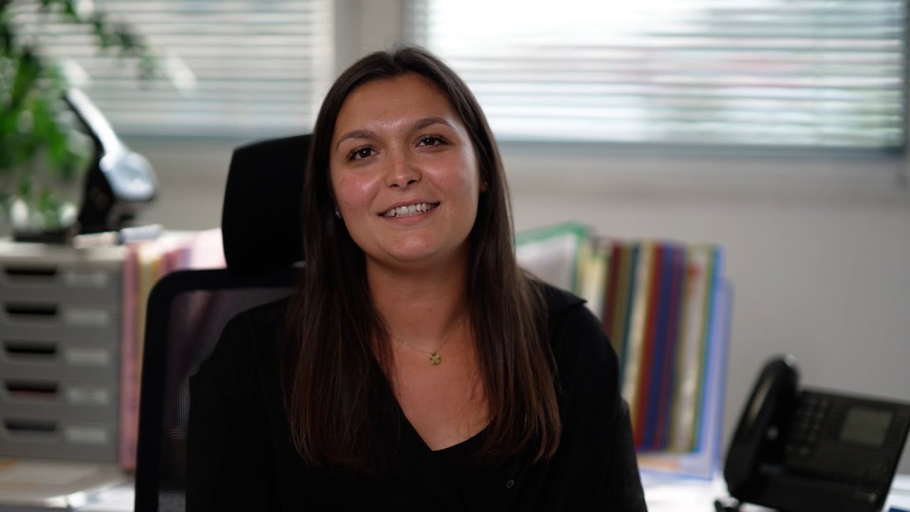 Laura a trouvé sa voie en devenant assistante ressources humaines grâce à l'alternance