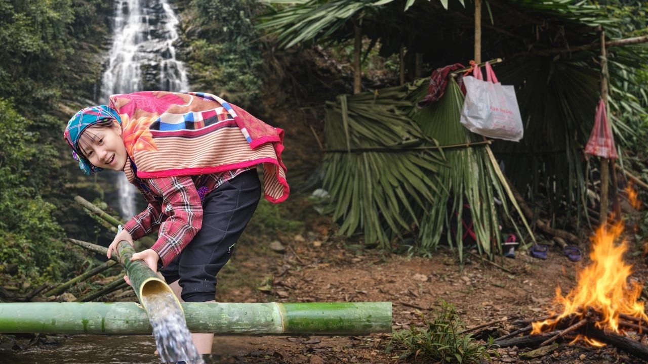 Poor Single Mom Pulls Water From the Mountain and Digs a Foundation for Her Shelter