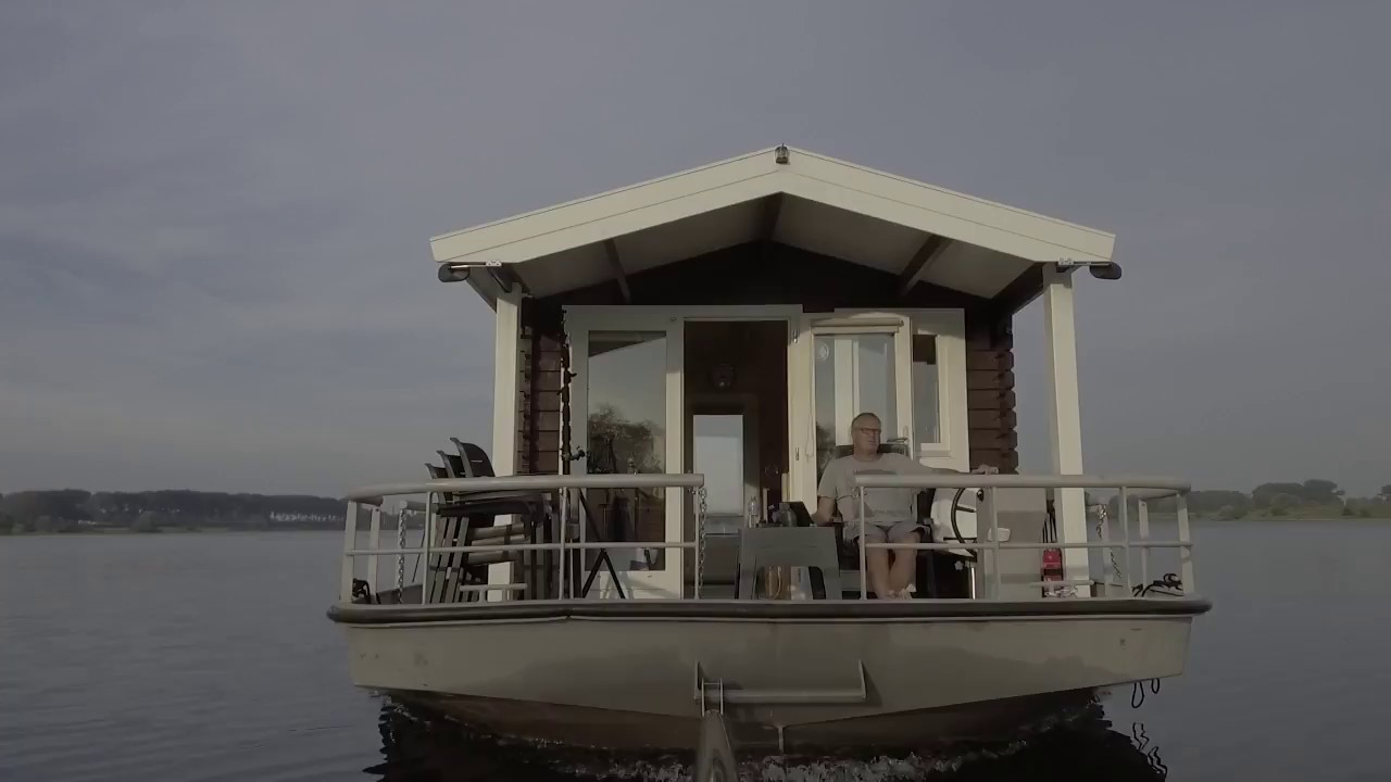 Varen met een Blokhutboot in de haven van Alem