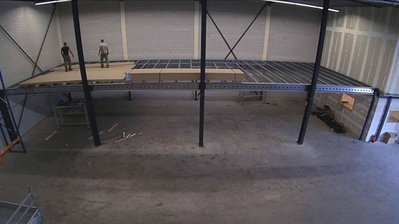 Tussenvloer waarbij de kolommen exact langs de gebouwkolommen staan...