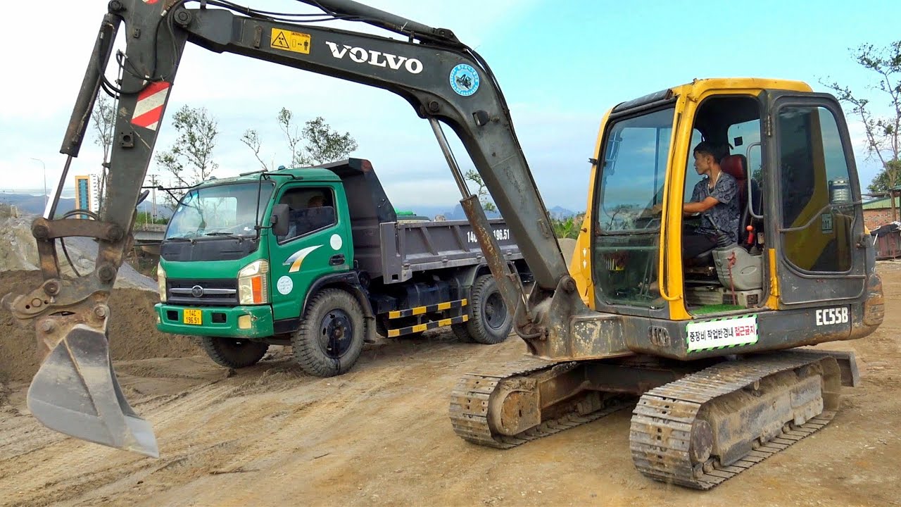 Xe Ô Tô Tải Ben TMT Chở Và Đổ Đất, Máy Xúc VOLVO EC55B Múc Đất Đá | Excavator Truck | TienTube TV
