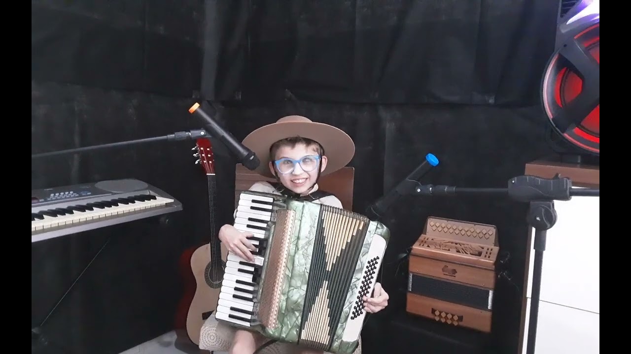 João Miguel toca músicas no ritmo 