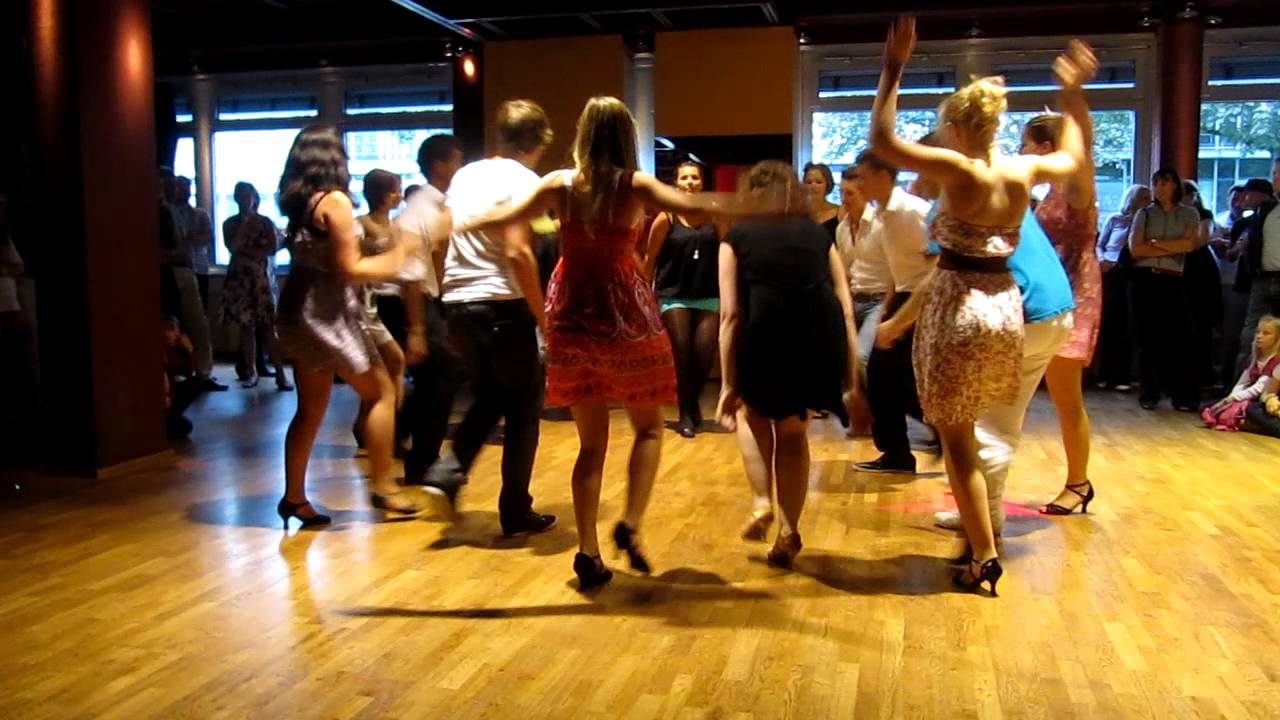 Salsa-Club der Teenies auf dem Sommerfest des Circulo