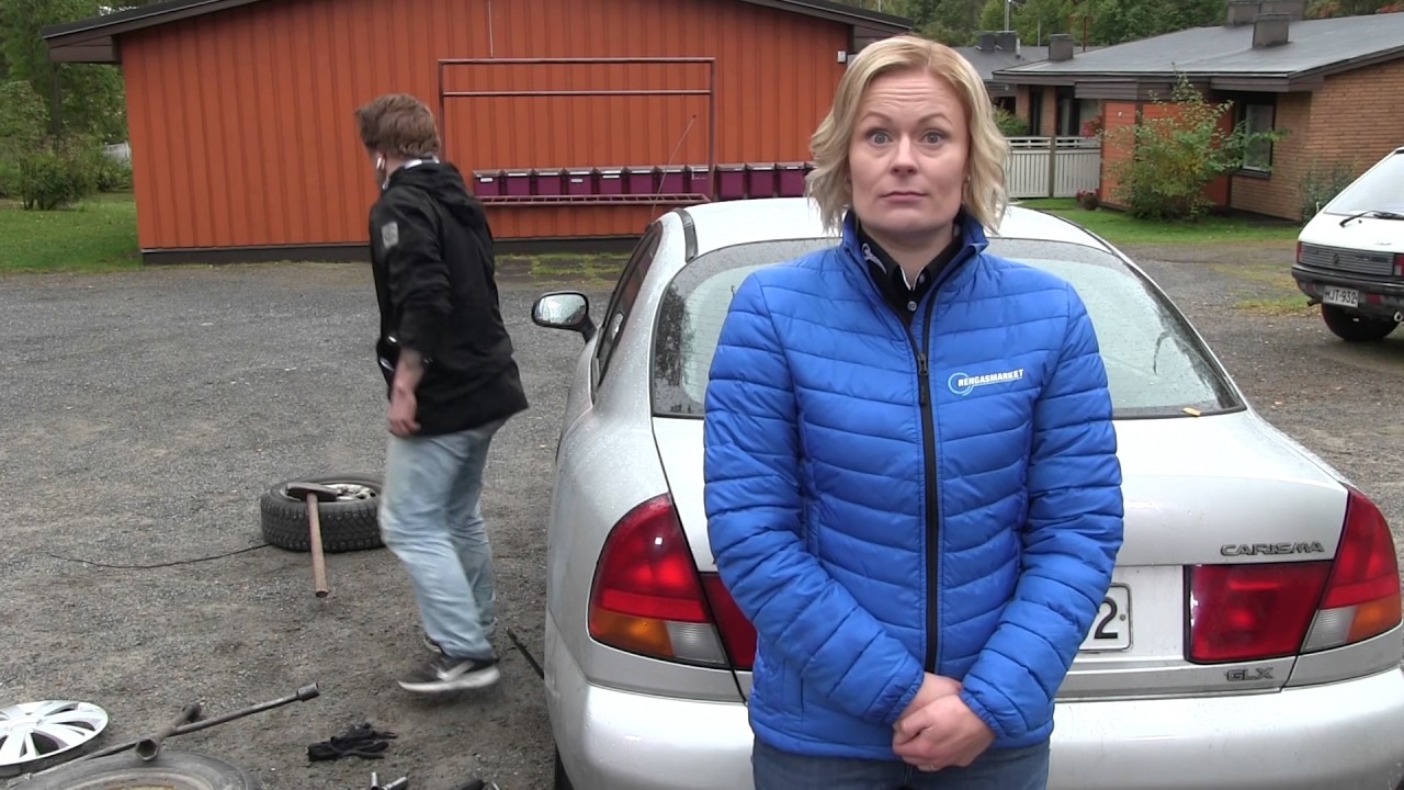 Lauri vaihdattaa autoonsa talvirenkaat - Rengashotelli Joensuu