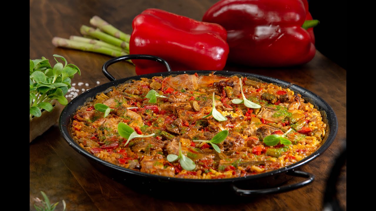Paella de arroz con conejo y espárragos al horno