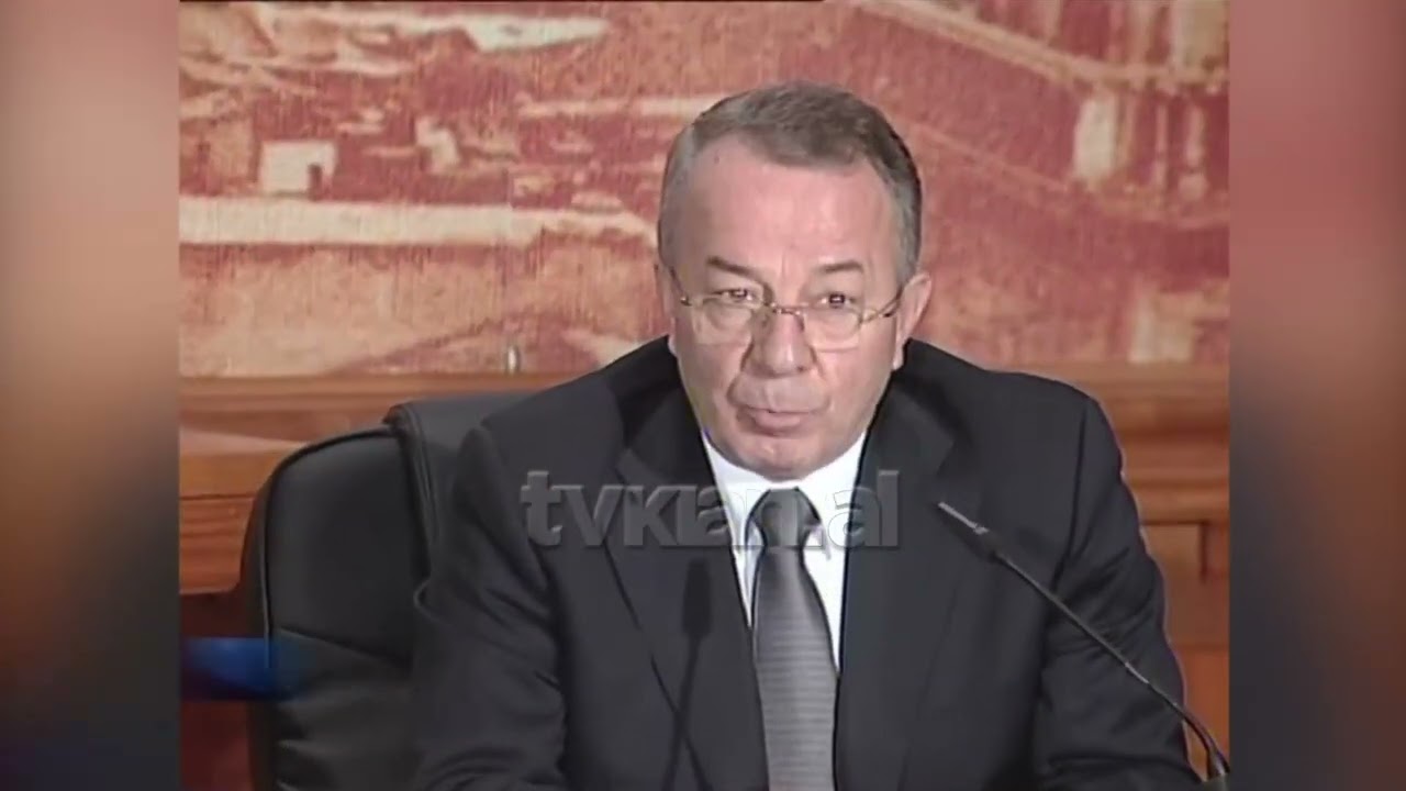 Basha prezanton Kartën e Studentit për universitetet publike në Tiranë-(4 Nëntor 2011)