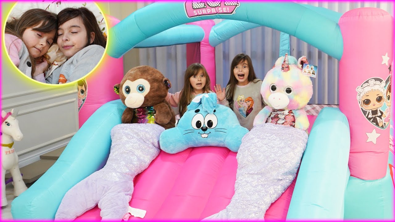 Passamos a noite no brinquedo inflável na casa nova | Jéssica Godar Laurinha E Helena E Gabriel