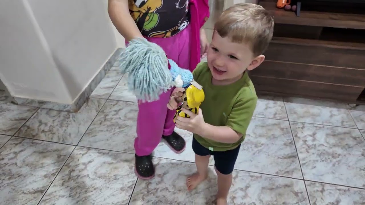Missão do dia  visitar os avós! A animação de Otto e Talia já está no nível máximo