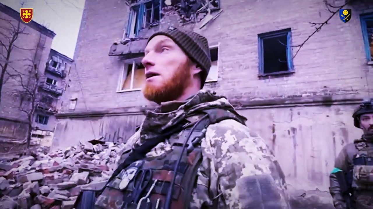 Вулицями Костянтинівки він іде спокійно й уважно.