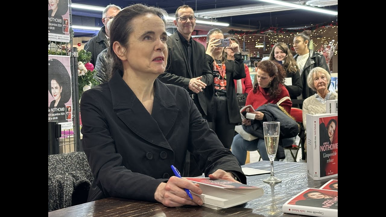 L'&eacute;motion des lecteurs de la romanci&egrave;re Am&eacute;lie Nothomb &agrave; la libraire Cosmopolite d'Angoul&ecirc;me