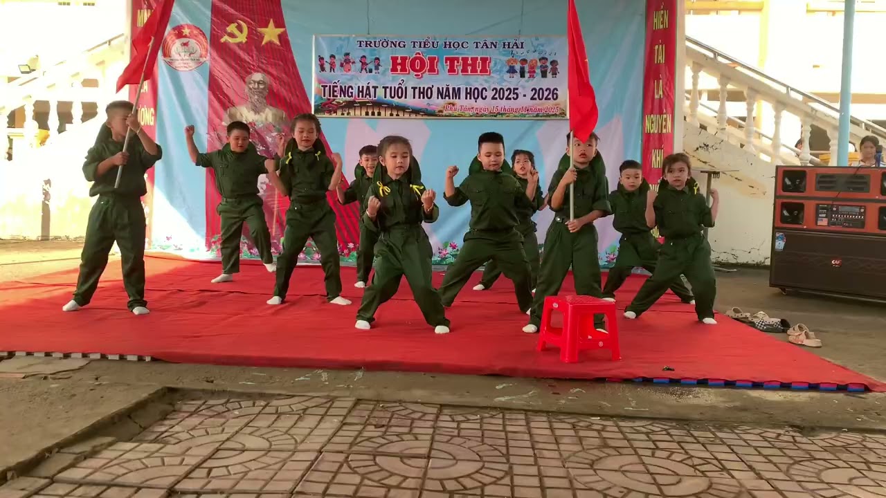 Múa bài Bác đang cùng chúng cháu hành quân - lớp 1