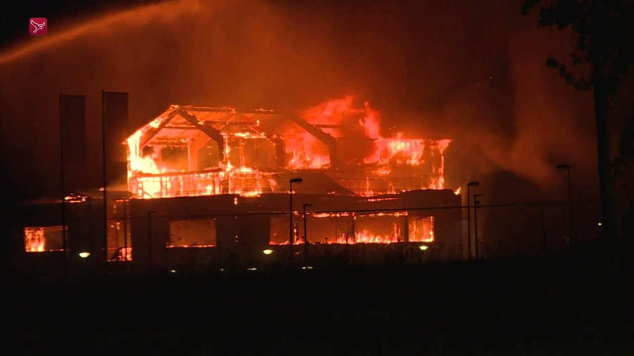 Kijk hier naar de grote brand bij wegrestaurant Onderweg langs de A6