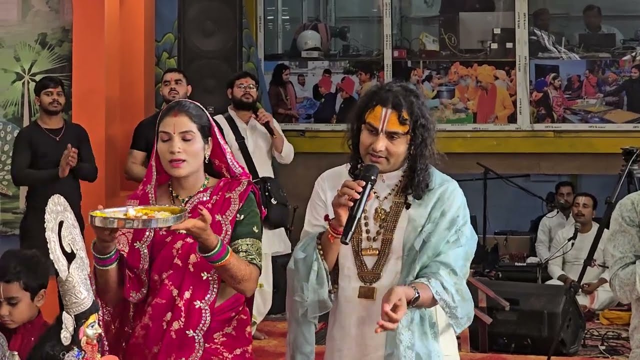 गुरुजी ने गुरु मां के साथ आरती करते हुए माइक लेकर गाई आरती 😳
