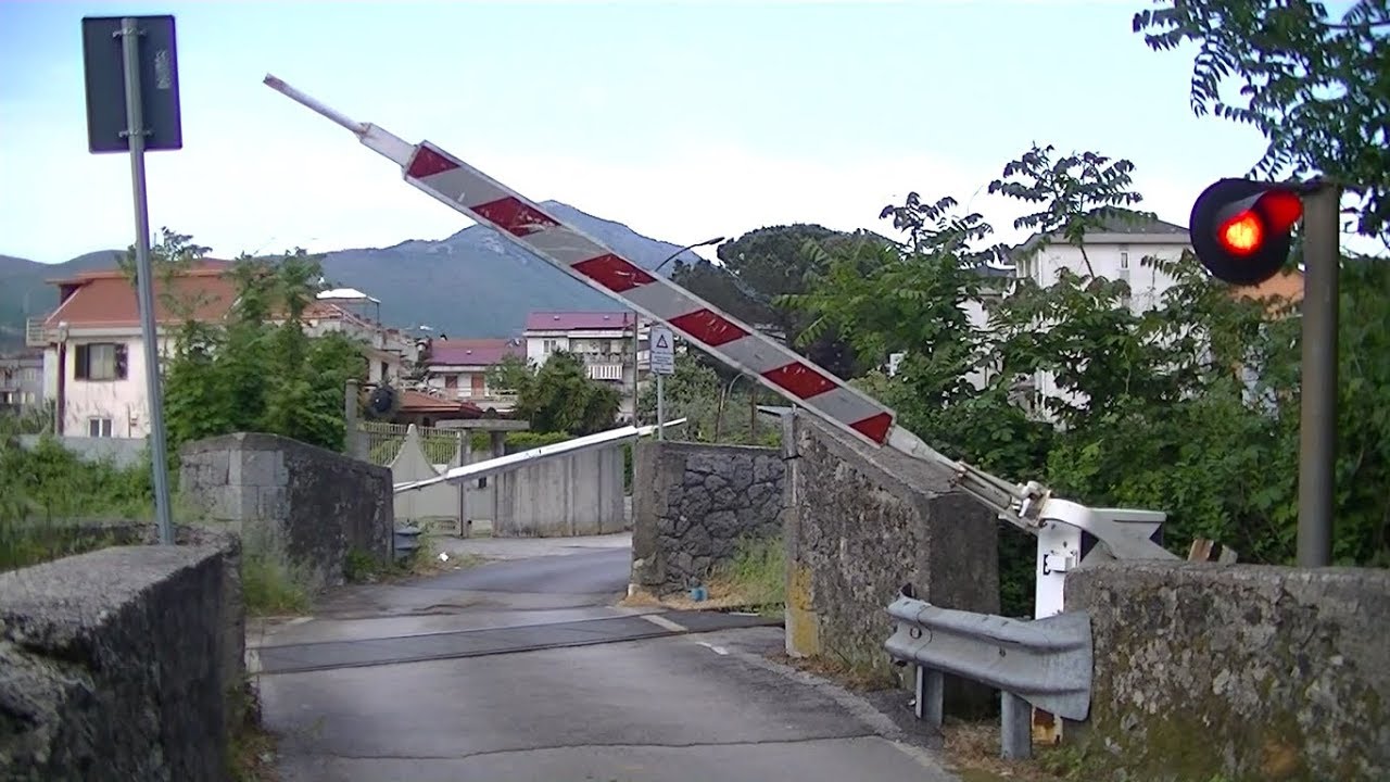 Spoorwegovergang Mercato San Severino (I) // Railroad crossing // Passaggio a livello