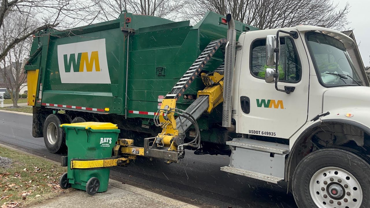 1 Hour of WM Freightliner Heil Command SST in Action!