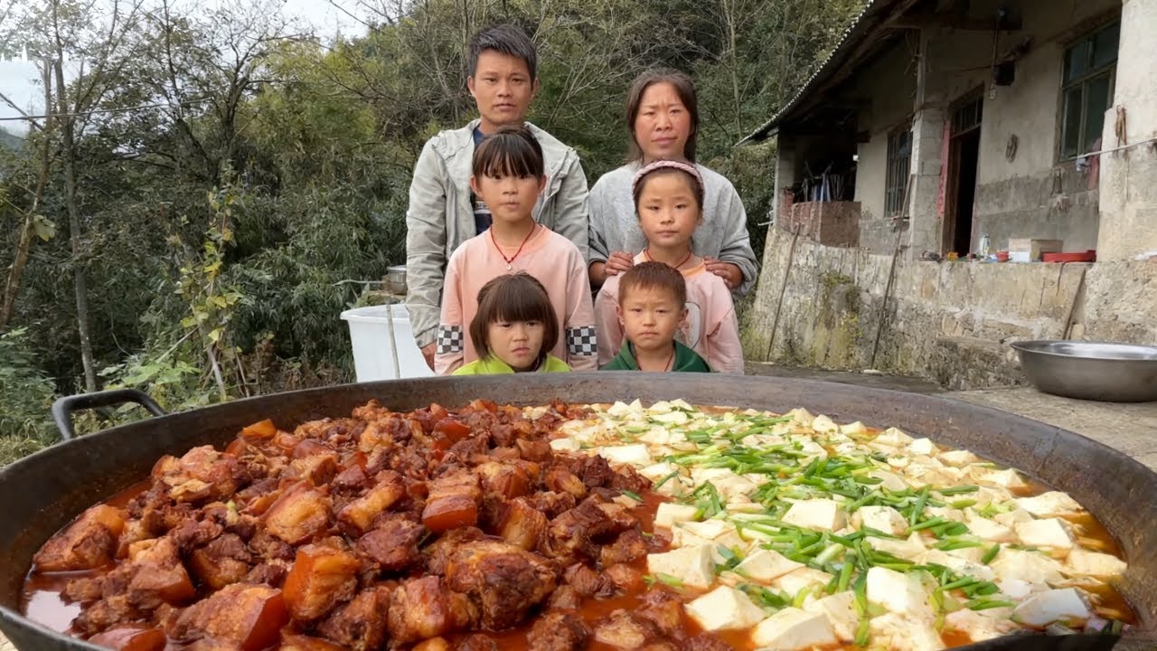 穷人家的孩子早当家！孩子们争着帮助父母干农活，真是让人泪目！