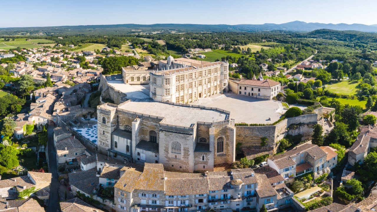 Le ch&acirc;teau de Grignan, un palais royal en Provence