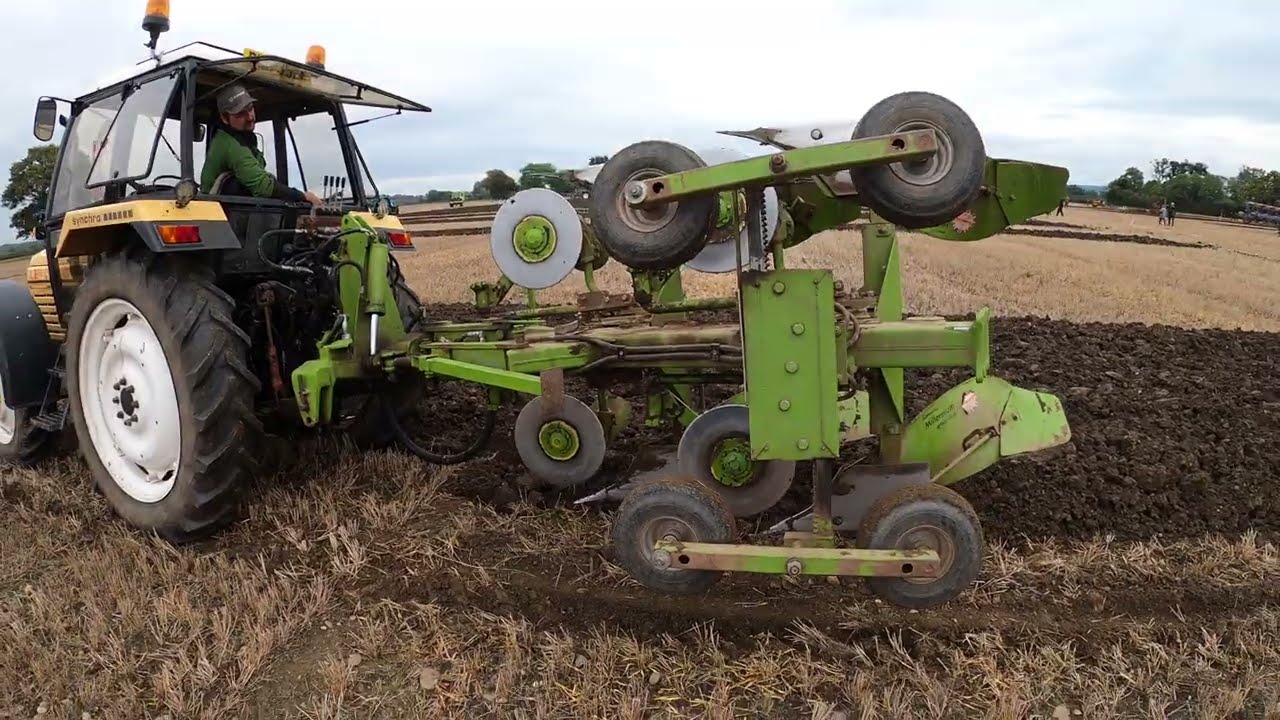1981 Leyland 802 3.8 Litre 4-Cyl Diesel Tractor (82 HP) Dowdeswell Brailsford Ploughing Match 2022