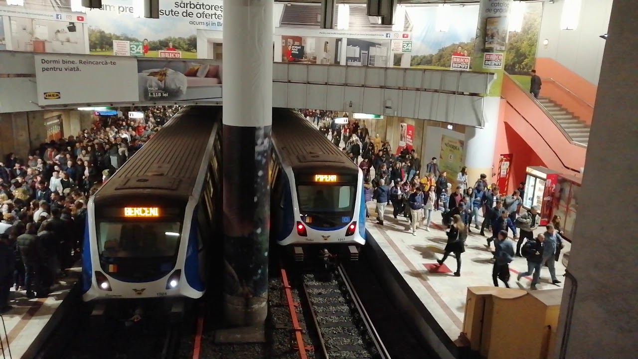 Rush hour at station Piata Victoriei 1. Ora de varf la statia Piata Victoriei 1.