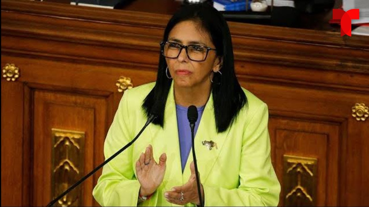 Delcy Rodriguez recibe la insignia de comandante en jefe de las fuerza armadas