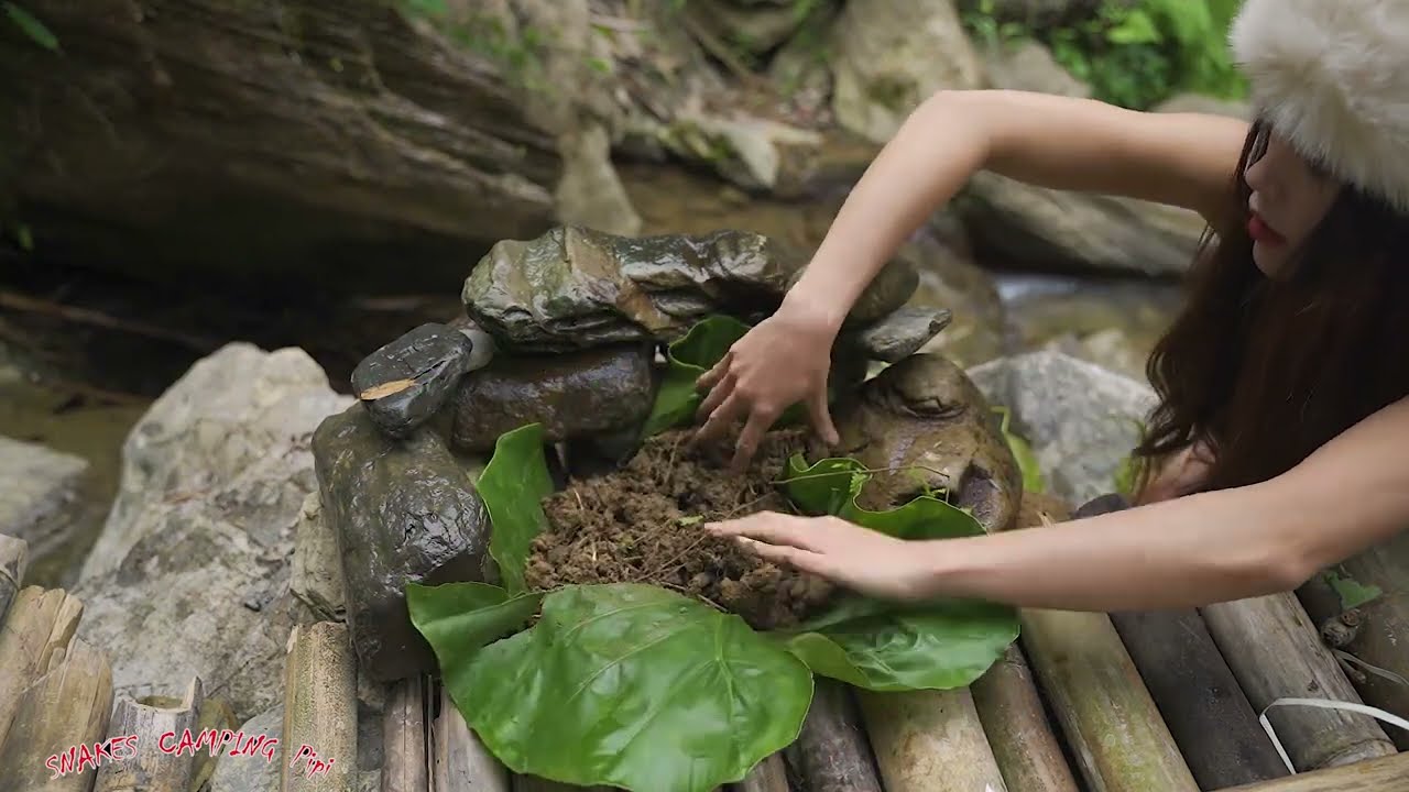 The Amazona girl survived in the rainforest- Amazona Girl  Building Warm Bushcraft Survival Shelter