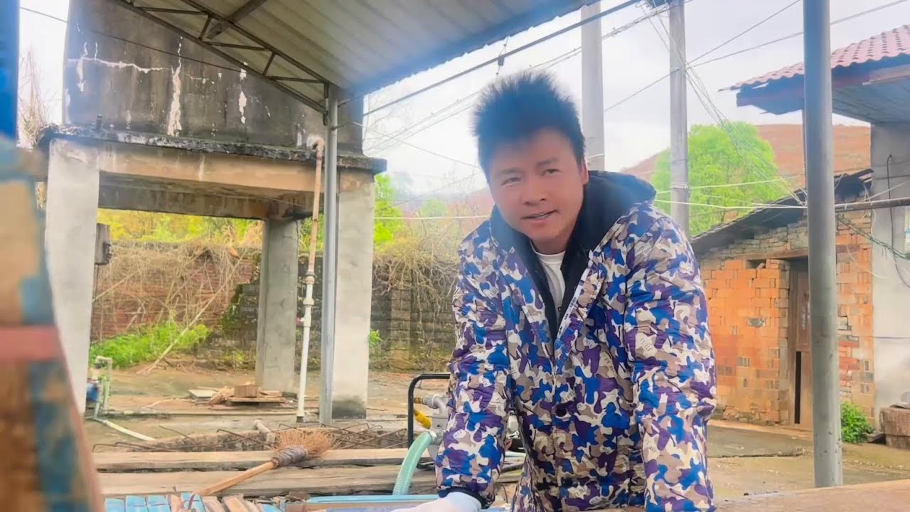 小伙深山养甲鱼，甘肃媳妇每天过来帮忙，炖一锅肉犒劳一下她