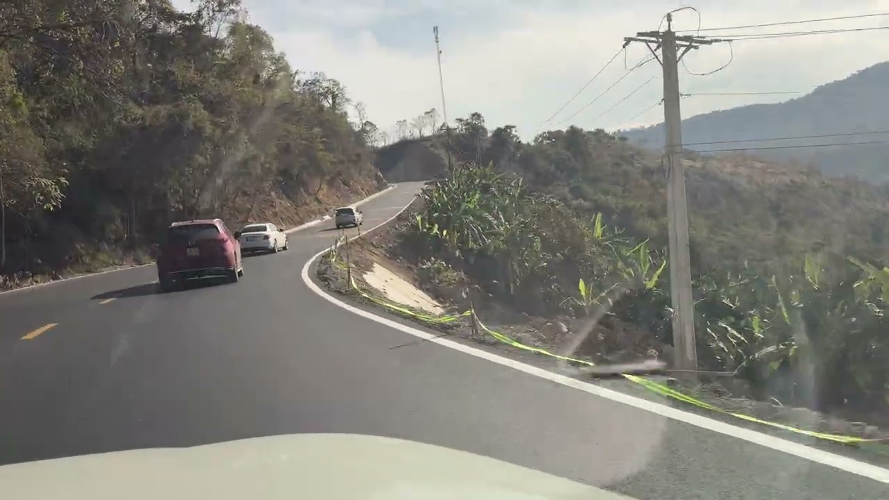 Quốc lộ 28B đoạn dưới chân đèo Đại Ninh