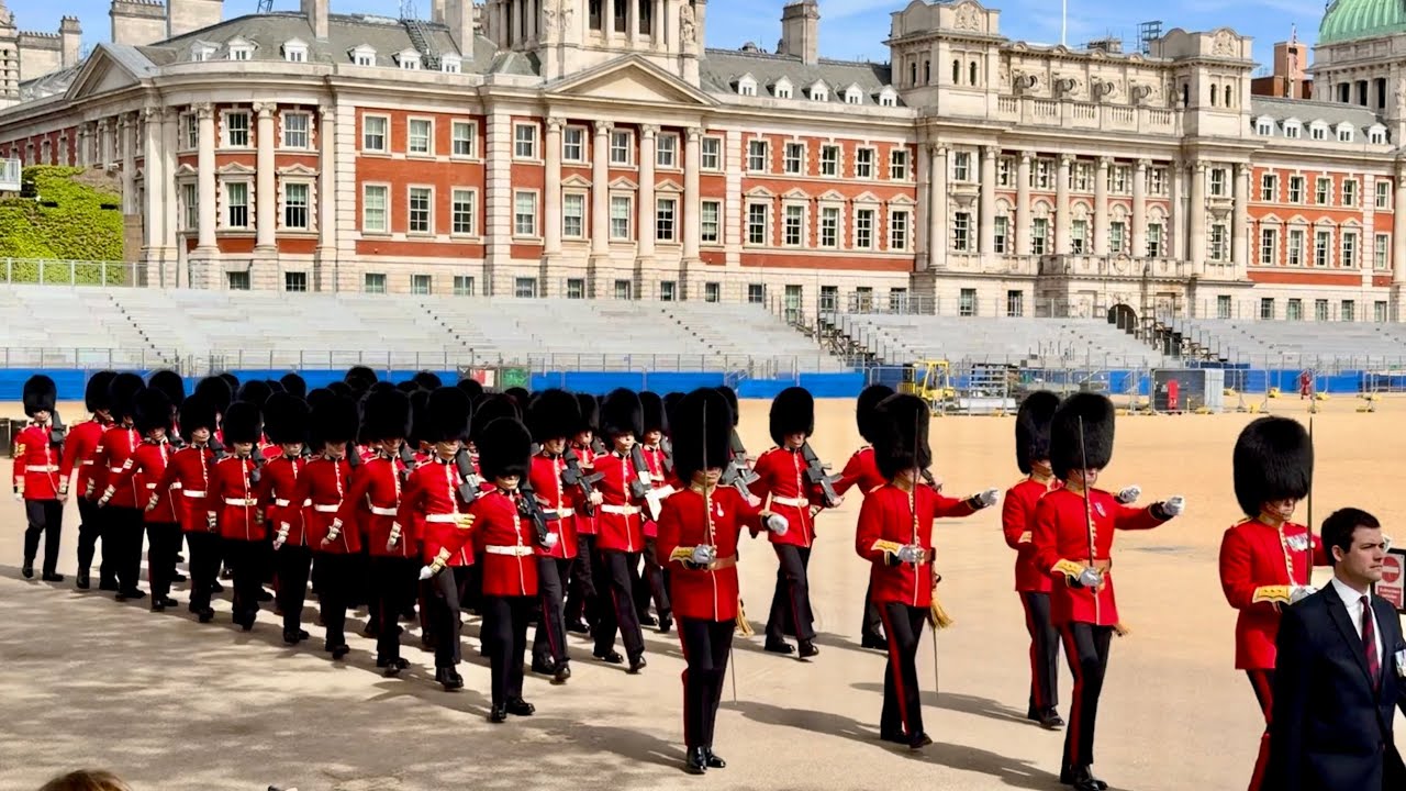 UNSEEN MOMENT AS ROYAL STEPS DOWN! KING'S GUARDS SHOW THEIR HONOUR
