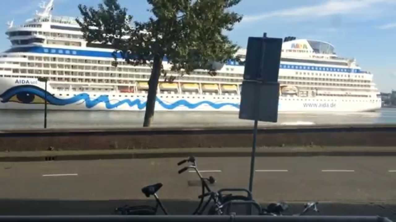 Cruiseschip keren op het IJ in Amsterdam