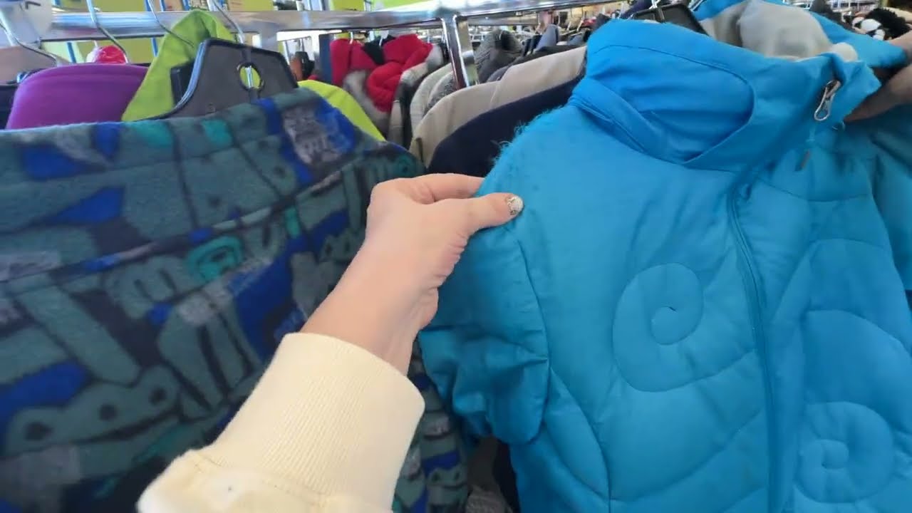 Куртки и пальто Goodwill в Денвере: отличные бренды, но высокие цены.