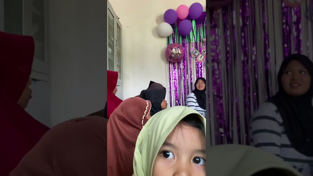 Temani ank anak prgi acara ulang tahun  teman ny