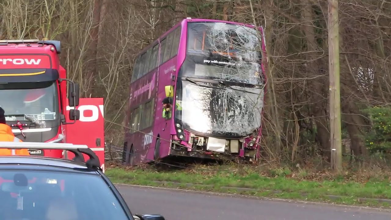 Stagecoach 10976, recovery,  Devil's Elbow, Ravenshead, crashed at 07:52 Mon 16 Dec 24.