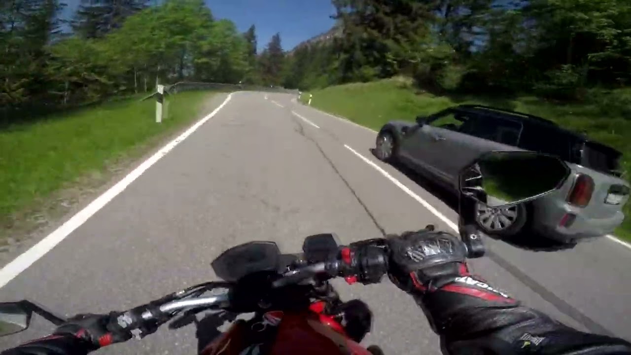 Monster 821 cornering (48 hp)