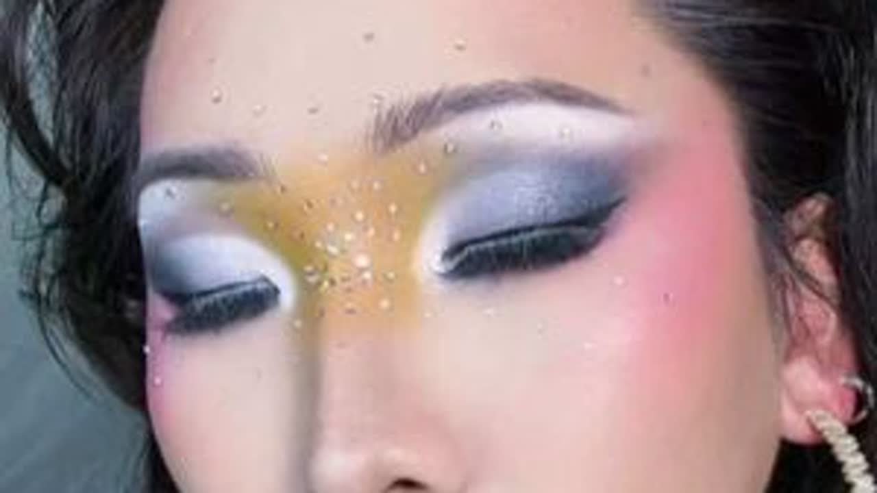 单眼皮小眼睛 谁和我一样，每次化妆都会翻车，但还是能救回来？#潮妆研究所 #新年妆容blingbling  #单眼皮妆容 #我的春节仪式感#马年新妆新好物