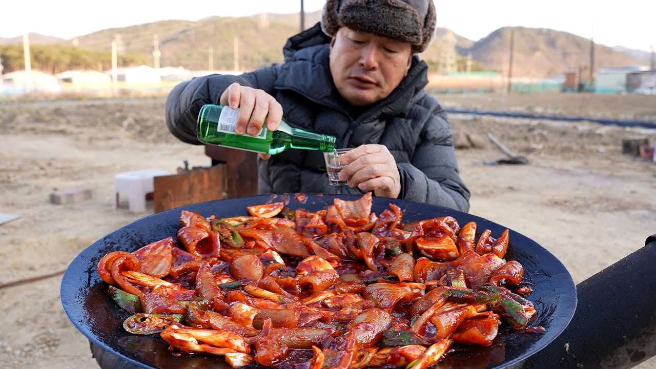 Маринованная свиная кожа на гриле, приготовленная на крышке котла - кулинарное шоу Мукбанг.