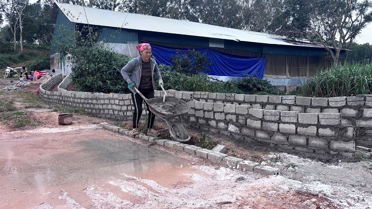 No Hired Workers – A Rural Woman Builds a Farm Fence by Herself