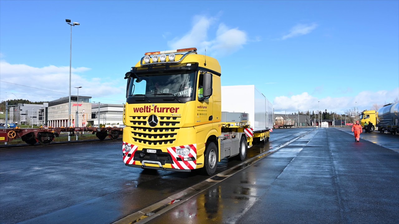 Welti-Furrer Pneukran und Spezialtransporte AG: Transport von drei Bahnk&uuml;hlcontainern
