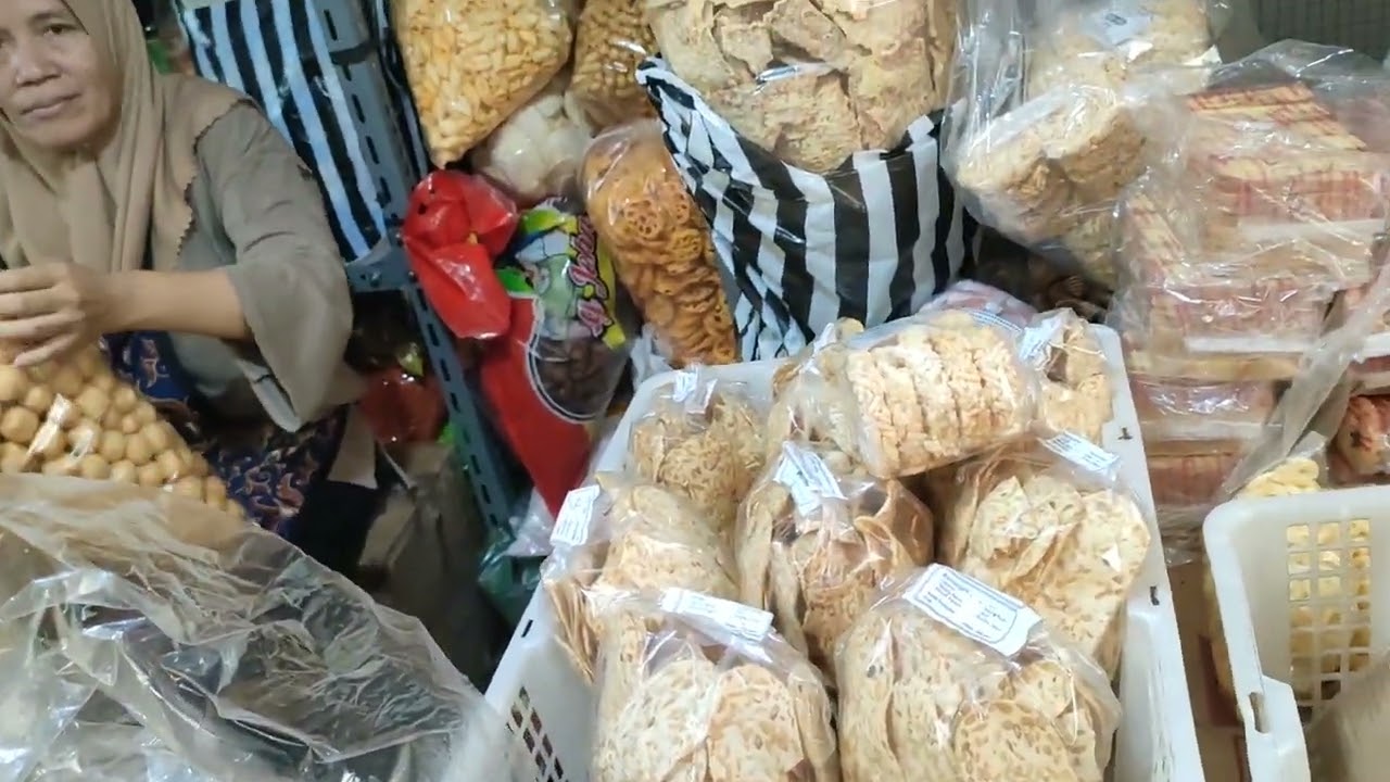 Beli oleh-oleh aneka kripik di pasar relokasi Godean 