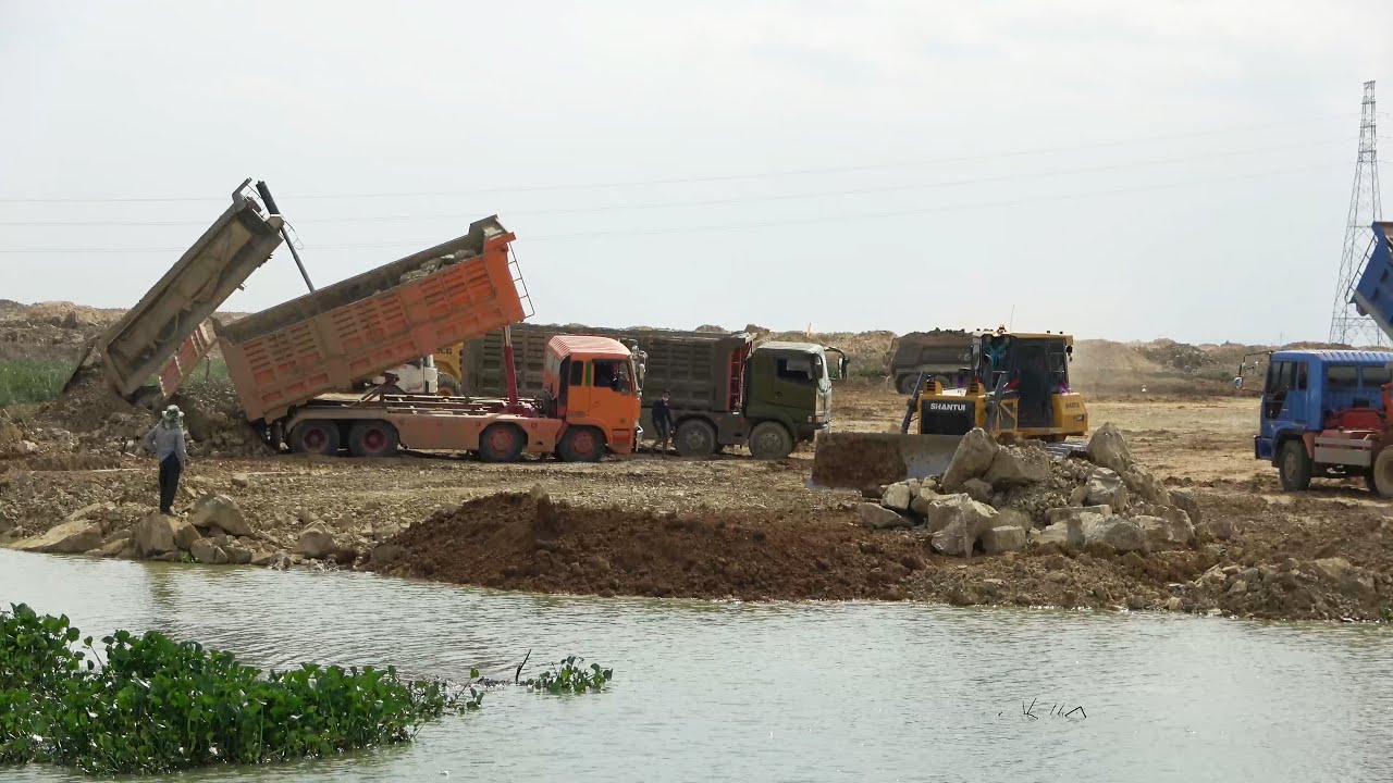 The Best Powerful Machinery Truck Extreme Dumping Dirt  And Bulldozer Pushing Gravel Rok