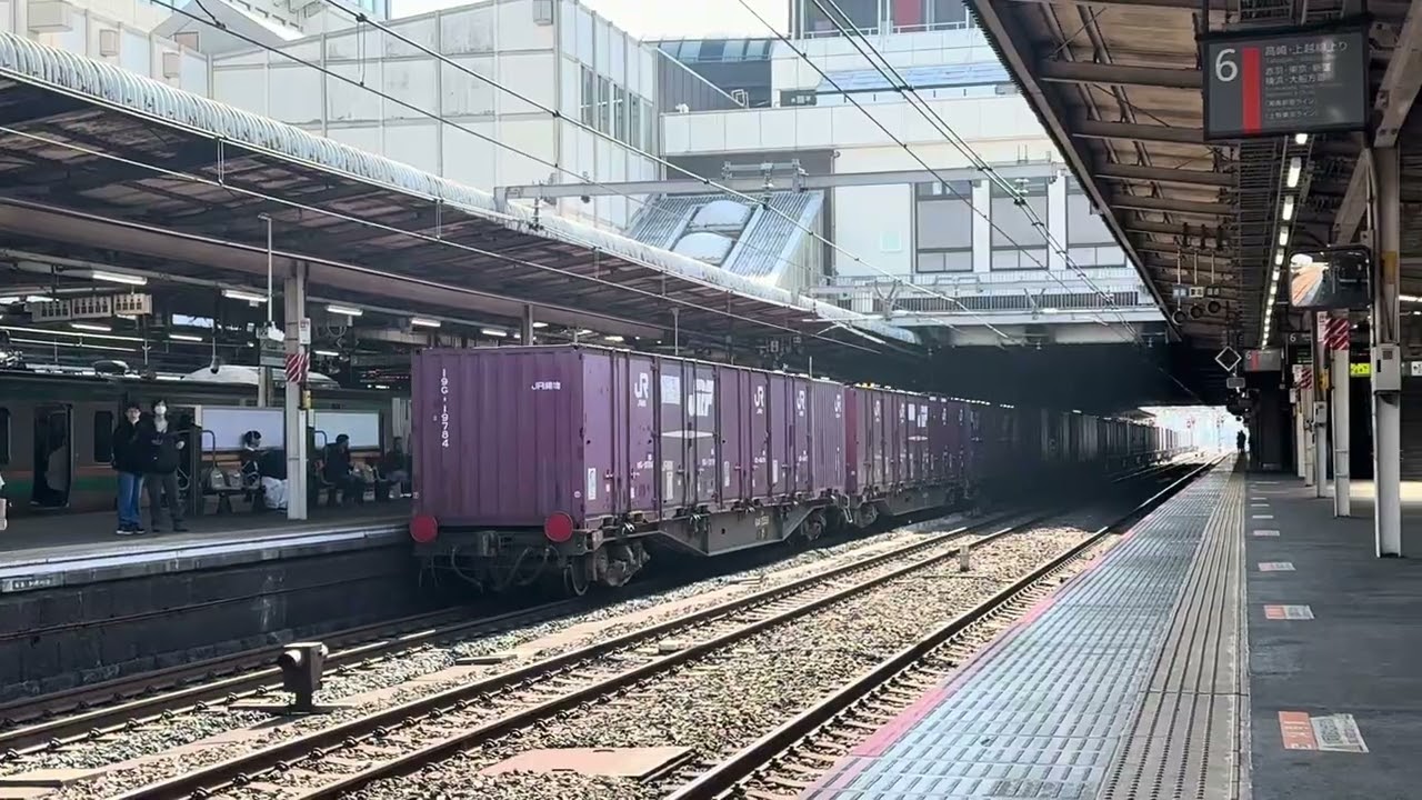 EH500形77号機(3次形)+コキが大宮駅を通過するシーン