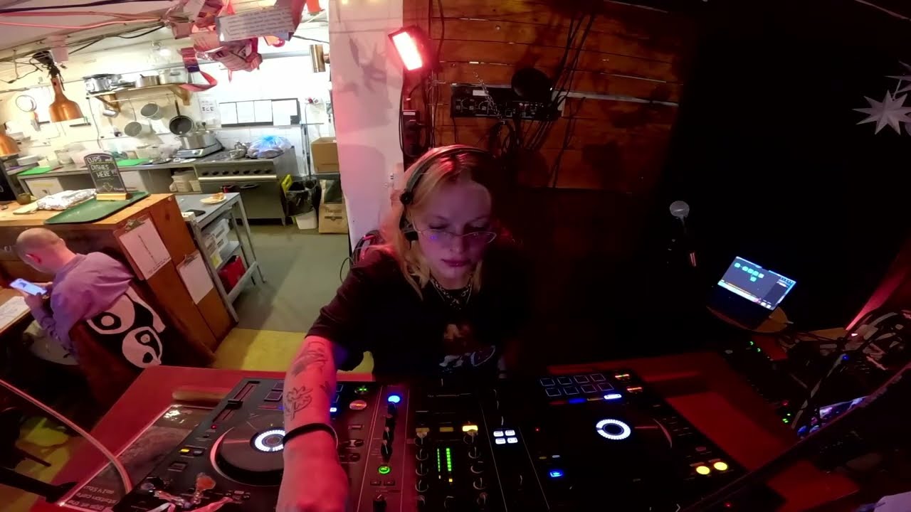 deadwika @ Lovely Presents: Winter Solstice (10:00 - 11:00)