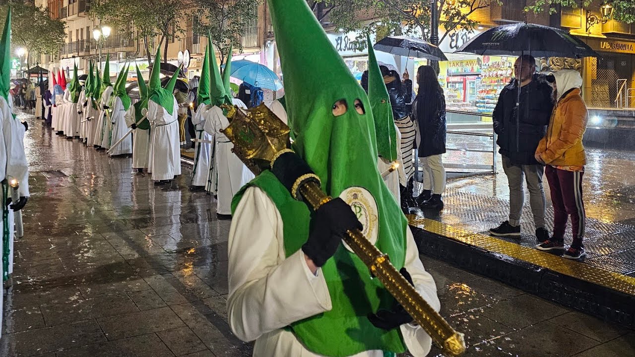 Procesión Vía Crucis Cofradía de Las Siete Palabras bajo la lluvia Lunes Santo en Zaragoza 2024 🎺💚