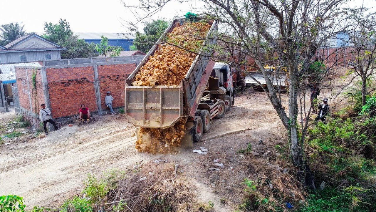 Perfectly Skill Driver Dozer SHANTUi DH17C2 pshing soilrock with 12wheel Dump trucks unloading Soil