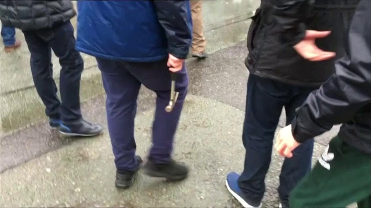 Gb, tifoso impugna martello durante gli scontri tra ultr&agrave; di Liverpool e Roma