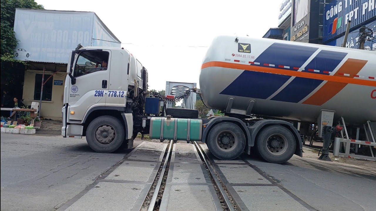 4K TRUCK CONTAINER | Xe đầu kéo container, xe ben, xe bồn, xe tải to qua đường ngang